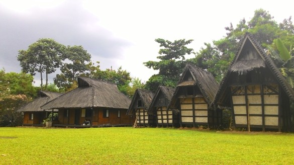 Menikmati teduhnya balai dan rumah-rumah adat kayu khas Sunda